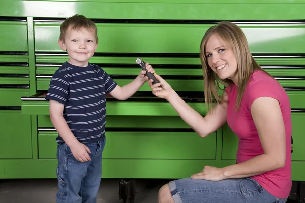 Geven een kind een hamer — Stockfoto