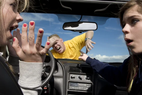 Golpear al hombre en el coche —  Fotos de Stock