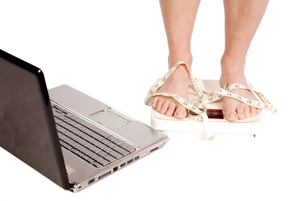 Laptop i wagi i taśmy — Zdjęcie stockowe