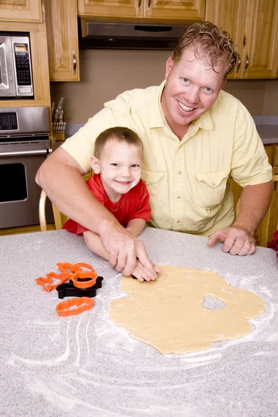 Father and son baking cookies — Stock Photo, Image