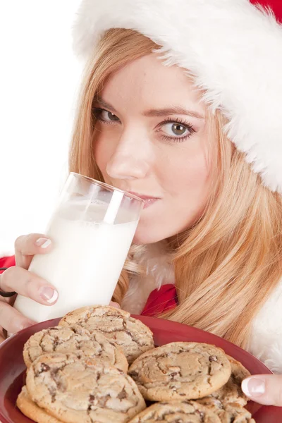 Fru santa nära konsumtionsmjölk — Stockfoto
