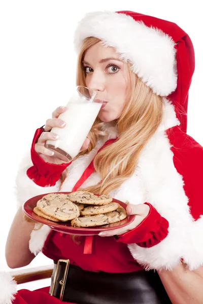 Fru santa cookies dricka mjölk — Stockfoto