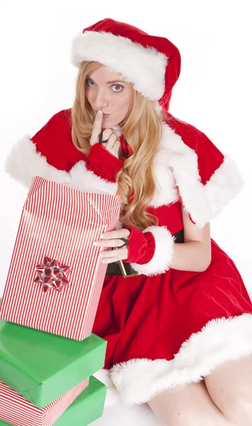 Миссис Санта, откройте подарок. — стоковое фото