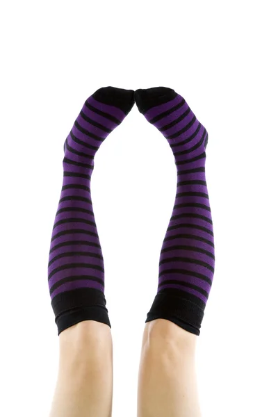 Paarse sokken tenen samen — Stockfoto
