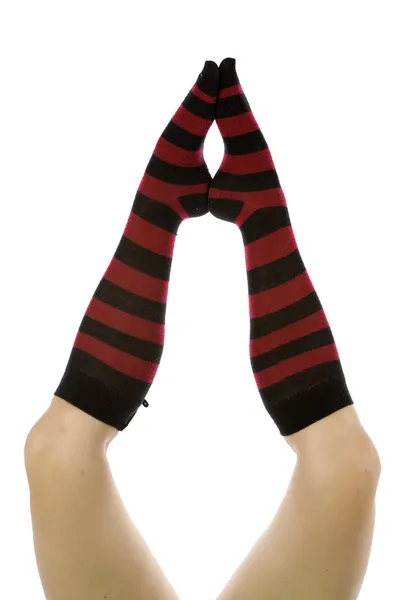 Красные и черные носки ноги вместе — стоковое фото