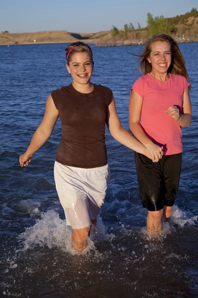 Correr a través de los adolescentes de agua — Foto de Stock