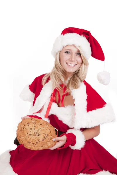 산타 도우미 큰 쿠키 앉아 미소 — 스톡 사진