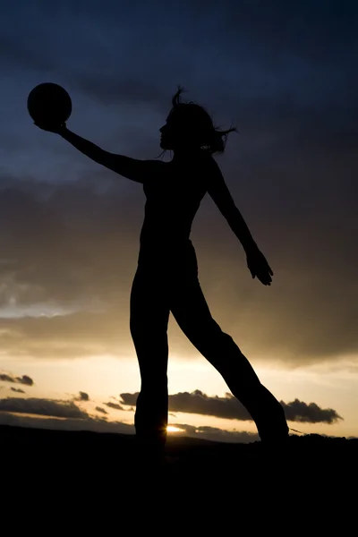 Silhueta de mulher servin voleibol — Fotografia de Stock