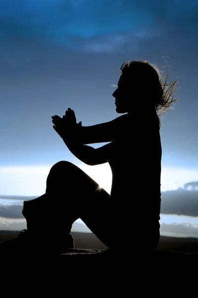 Silhouette Frau sitzt seitlich Yoga — Stockfoto