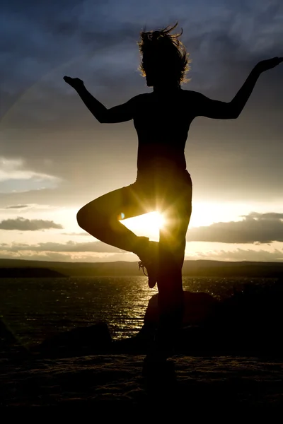 Silhouet vrouw doen yoga armen omhoog — Stockfoto