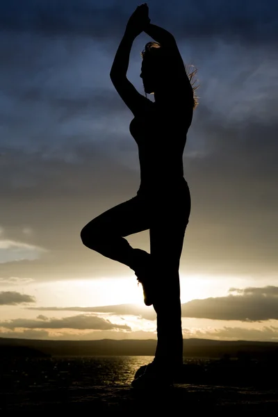 Silueta mujer yoga una pierna arriba — Foto de Stock
