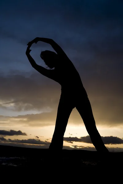 Silhouet vrouw yoga — Stockfoto