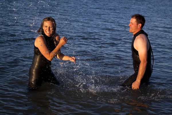 Splashing in water couple — Stockfoto