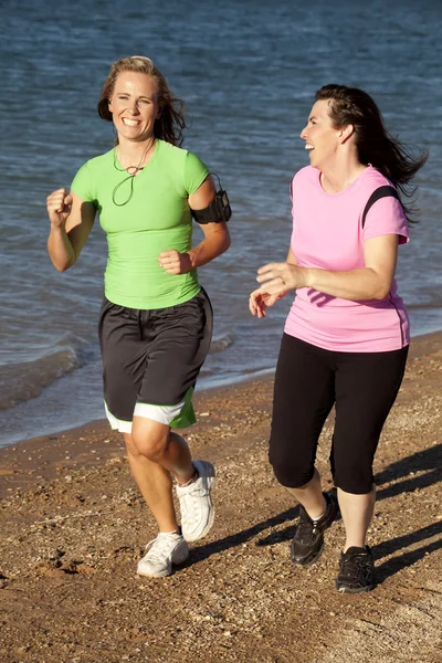 Två kvinnor jogging — Stockfoto