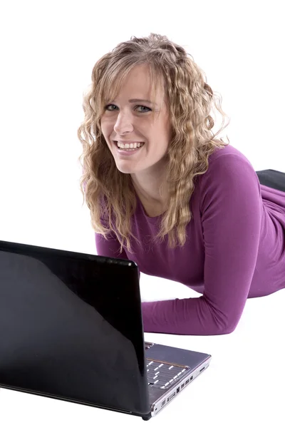 Женщина и ноутбук счастливы — стоковое фото