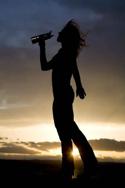 Vrouw en water fles in silhouet — Stockfoto