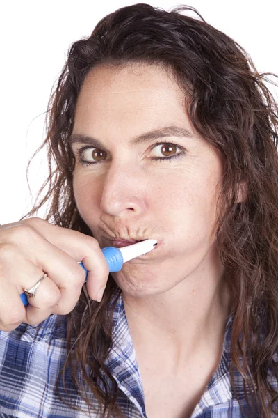 Mujer cepillarse los dientes — Foto de Stock