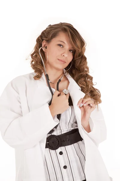 Kvinna läkare kontrollera eget hjärta — Stockfoto