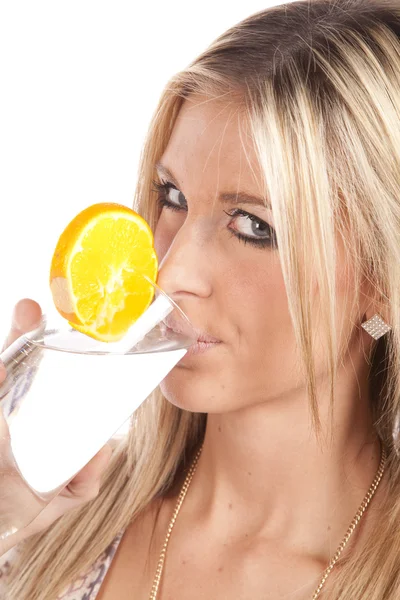Frau trinkt Glas Wasser — Stockfoto