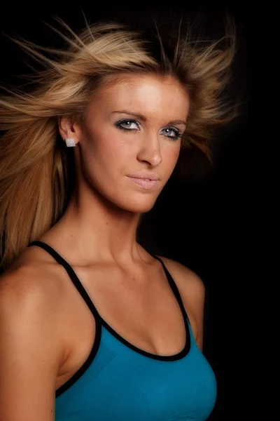 Vrouw fitness blauwe zwarte achtergrond — Stockfoto