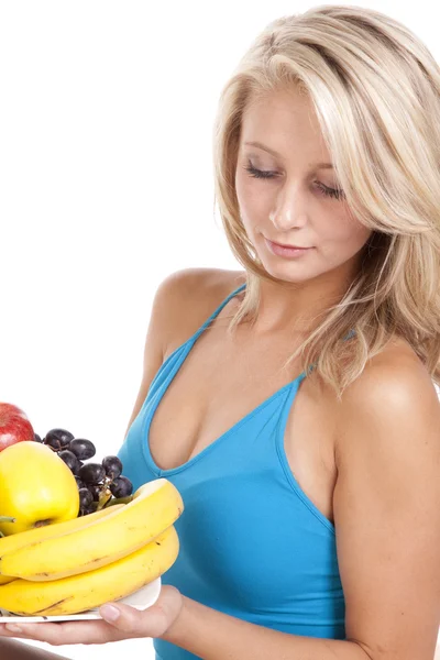 Vrouw vruchten plaat neerkijken — Stockfoto