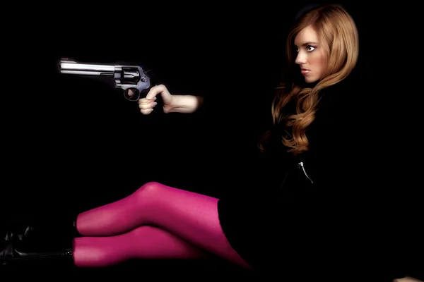 Mujer pistola rosa sentarse de lado — Foto de Stock