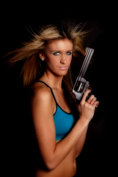Женщина держит верхнюю пушку серьезно — стоковое фото