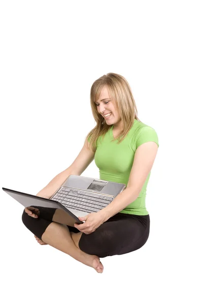 Femme tenant ordinateur portable riant — Photo