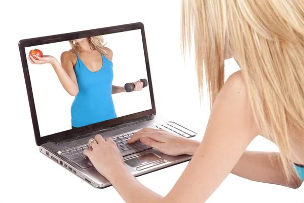 Mujer mirando a la mujer sana en el ordenador portátil — Foto de Stock