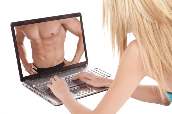 Женщина смотрит на мужчину в ноутбуке — стоковое фото