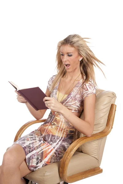 Frau liest sehr aufgeregt — Stockfoto