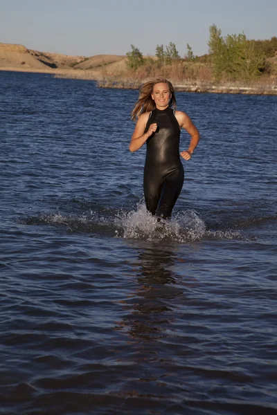 Mujer corriendo traje mojado — Foto de Stock