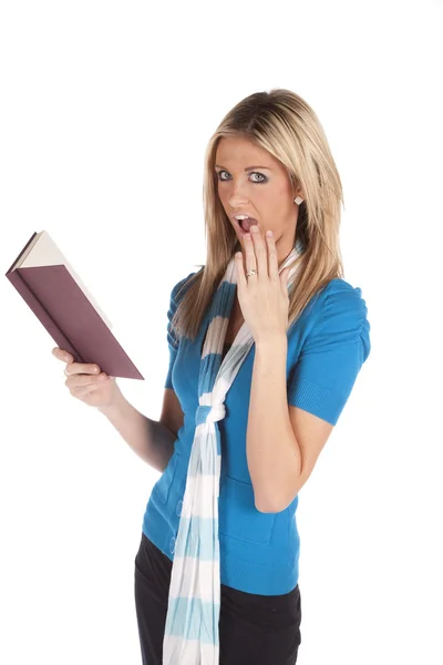 Mulher chocada com o livro olhando — Fotografia de Stock
