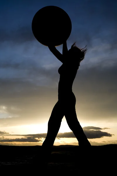 Γυναίκα να στέκεται με μεγάλη μπάλα σιλουέτα — Φωτογραφία Αρχείου
