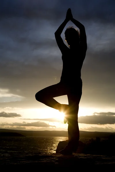 Frau Yoga ein Bein nach oben Sonneneruption — Stockfoto