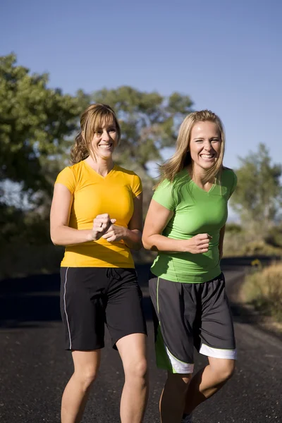 Vrouw lachen en joggen — Stockfoto