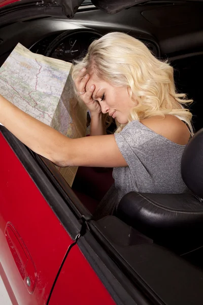 Araba kadın harita üzücü — Stok fotoğraf
