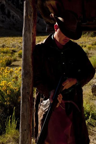 Cowboy per posta con pistola — Foto Stock