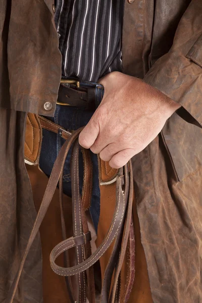 Cowboy nära håll tygeln — Stockfoto