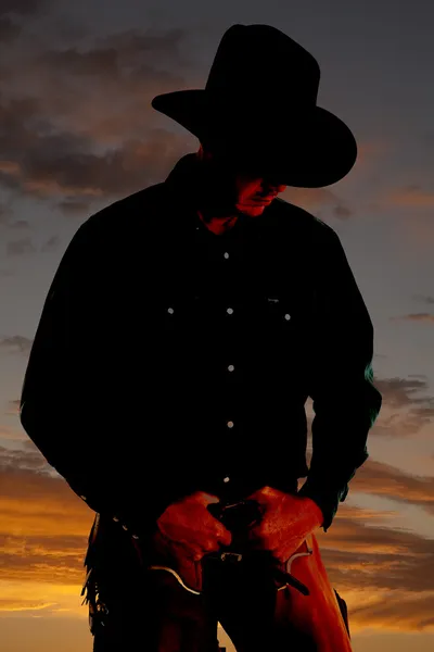 Cowboy i solnedgången tittar ner — Stockfoto