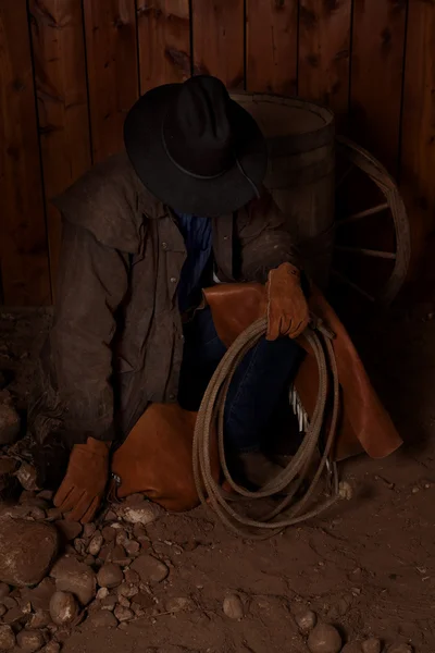 Cowboy kniet mit dem Kopf nach unten — Stockfoto