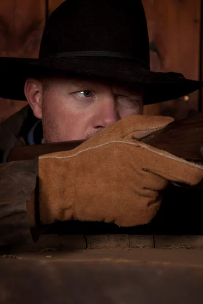 Cowboy schaut eine Waffe herunter — Stockfoto