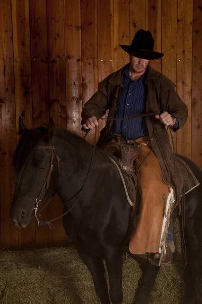 Cowboy Ridning på svart häst — Stockfoto
