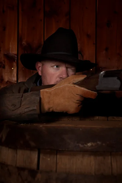 Cowboy atirando uma arma — Fotografia de Stock