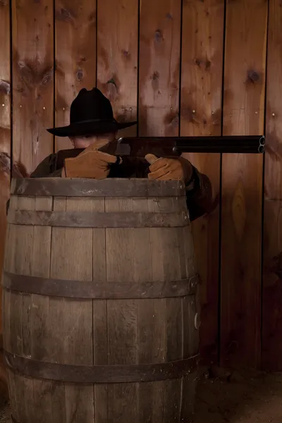 Cowboy skytte över en barrel — Stockfoto