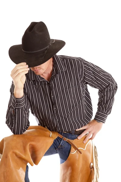 Cowboy tocando chapéu encostado — Fotografia de Stock