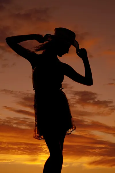 Cowgril i solnedgång håll hatt — Stockfoto