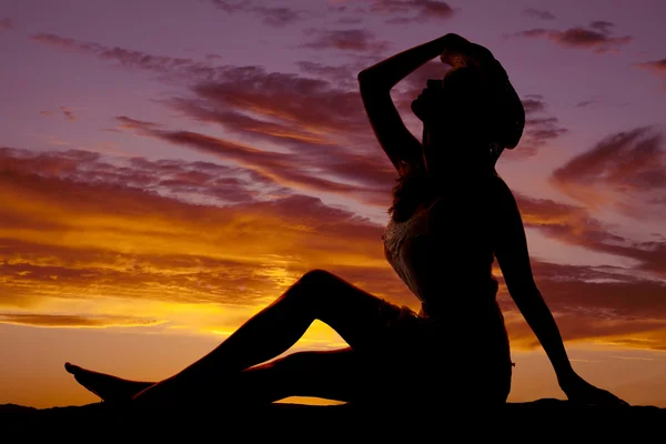 Kobieta siedzieć cowgirl zachód słońca — Zdjęcie stockowe