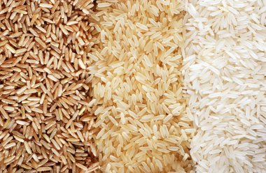 üç sıra pirinç çeşitleri - kahverengi, vahşi ve beyaz.