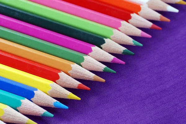 Різнокольорові кольорові олівці — стокове фото